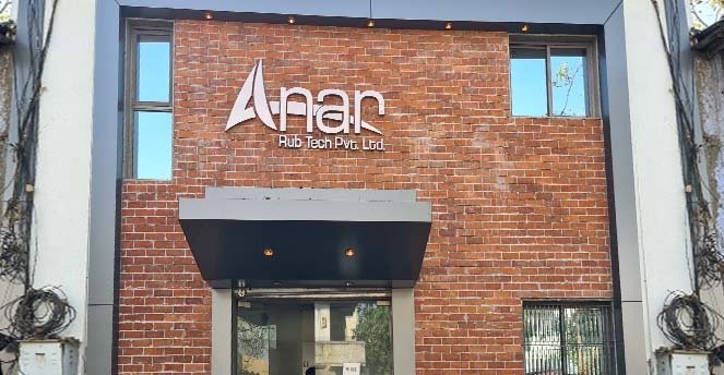 Close-up view of Anar Rub Tech’s industrial rubber roller in manufacturing setup